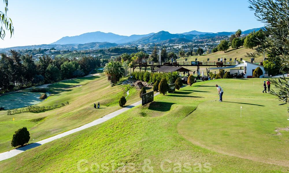 Amplio apartamento con vistas panorámicas al golf y al mar en venta en Nueva Andalucía, Marbella 796956