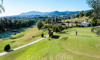 Amplio apartamento con vistas panorámicas al golf y al mar en venta en Nueva Andalucía, Marbella 796956 