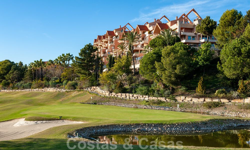 Amplio apartamento con vistas panorámicas al golf y al mar en venta en Nueva Andalucía, Marbella 796957