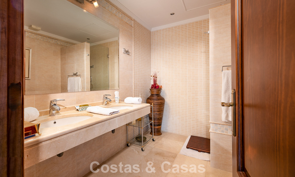 Villa mediterránea en primera línea de golf con vistas panorámicas en venta en La Cala Golf Resort, Mijas Costa 796437