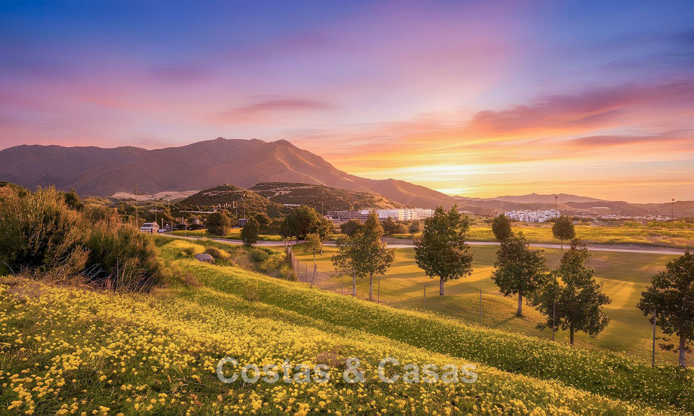 Villas modernas de nueva construcción en venta en primera línea de golf, cerca del centro de Estepona 796967