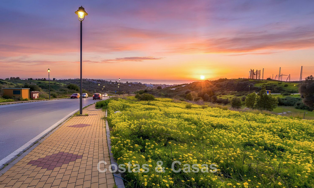 Villas modernas de nueva construcción en venta en primera línea de golf, cerca del centro de Estepona 796968