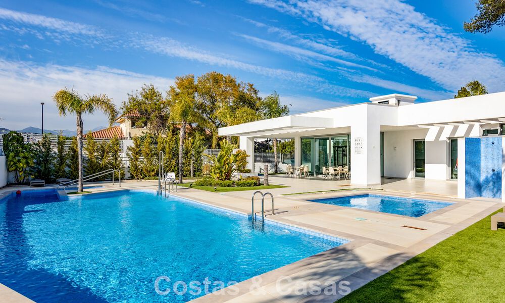 Lujosa villa pareada en venta cerca de servicios en Guadalmina Golf y San Pedro centro, Marbella 797172