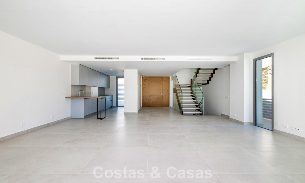 Lujosa villa pareada en venta cerca de servicios en Guadalmina Golf y San Pedro centro, Marbella 797174