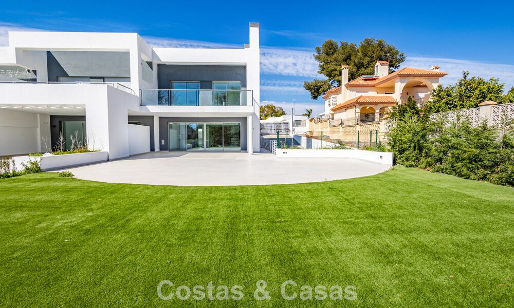 Lujosa villa pareada en venta cerca de servicios en Guadalmina Golf y San Pedro centro, Marbella 797177
