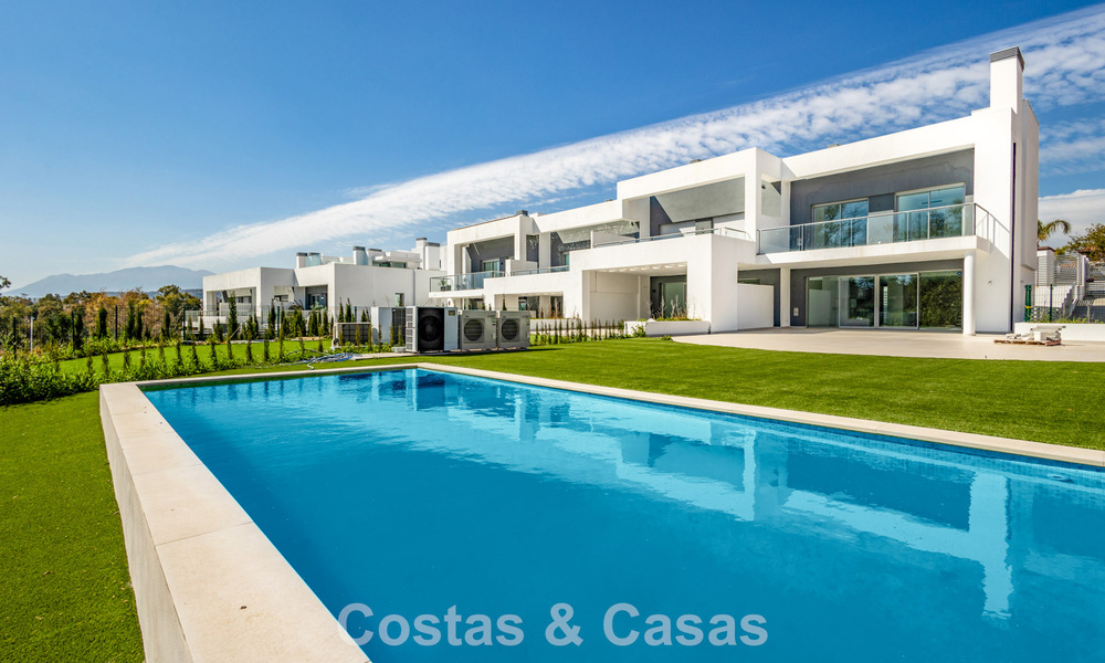 Lujosa villa pareada en venta cerca de servicios en Guadalmina Golf y San Pedro centro, Marbella 797178