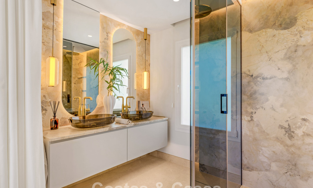 Elegante apartamento reformado en venta a poca distancia de la playa en la Nueva Milla de Oro entre Marbella y Estepona 797208