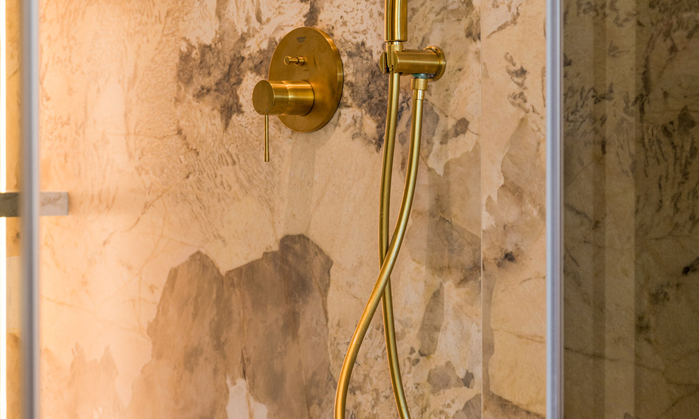 Elegante apartamento reformado en venta a poca distancia de la playa en la Nueva Milla de Oro entre Marbella y Estepona 797210