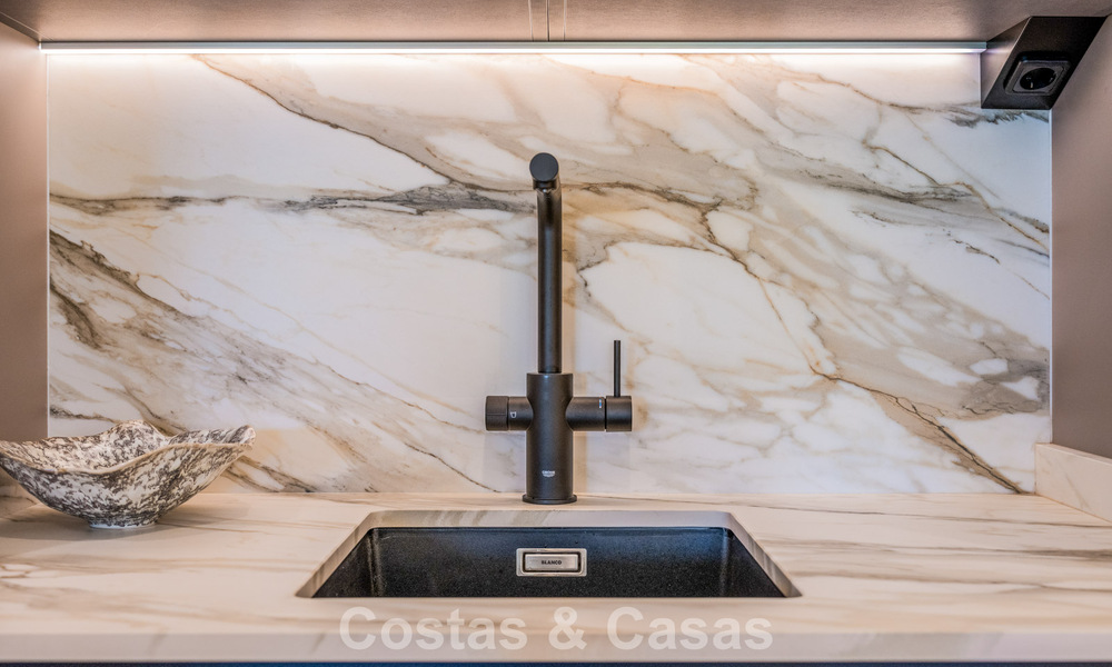 Elegante apartamento reformado en venta a poca distancia de la playa en la Nueva Milla de Oro entre Marbella y Estepona 797211