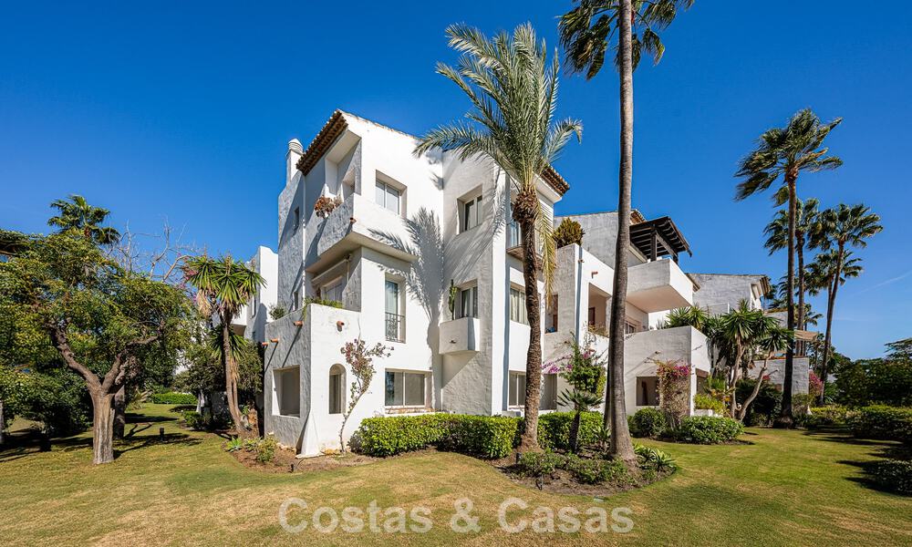 Elegante apartamento reformado en venta a poca distancia de la playa en la Nueva Milla de Oro entre Marbella y Estepona 797236