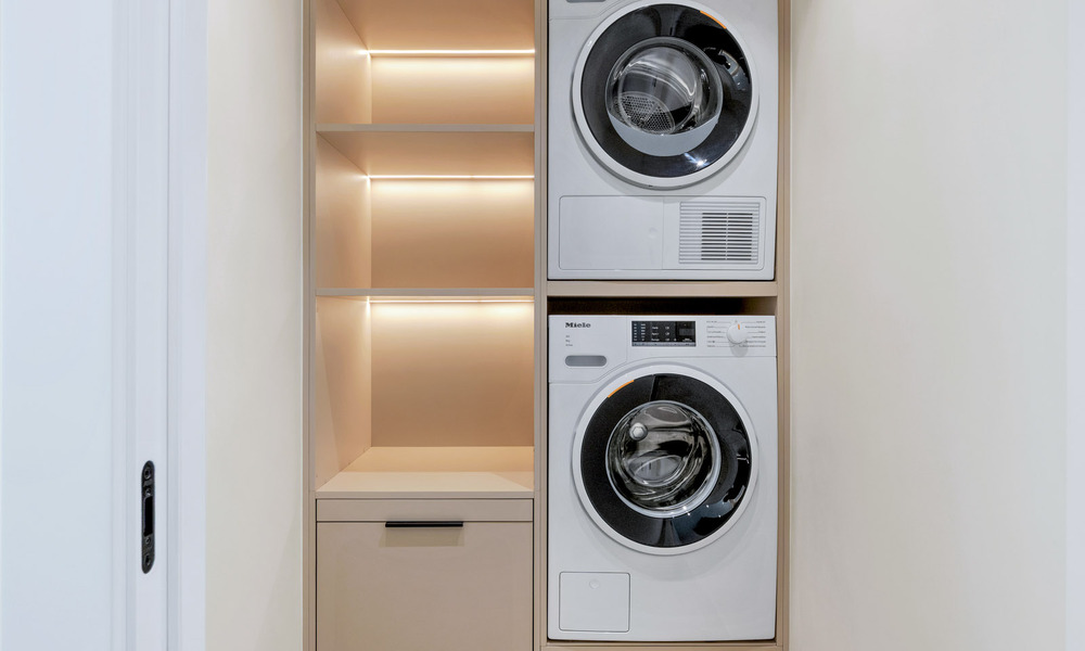 Elegante apartamento reformado en venta a poca distancia de la playa en la Nueva Milla de Oro entre Marbella y Estepona 797240