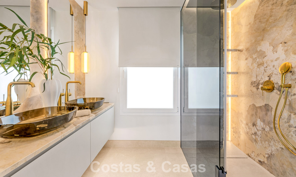 Elegante apartamento reformado en venta a poca distancia de la playa en la Nueva Milla de Oro entre Marbella y Estepona 797254