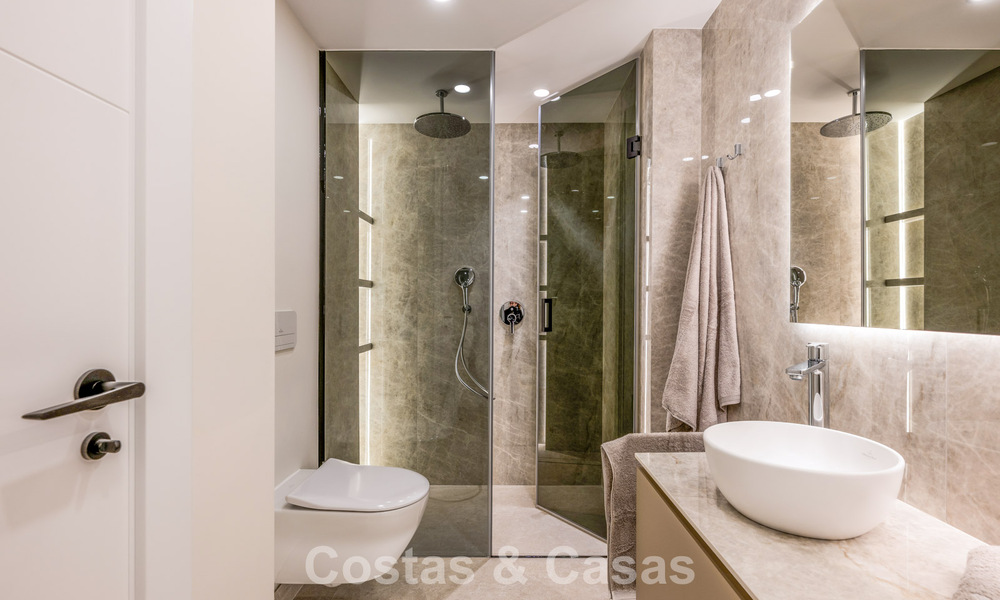 Elegante apartamento reformado en venta a poca distancia de la playa en la Nueva Milla de Oro entre Marbella y Estepona 797256