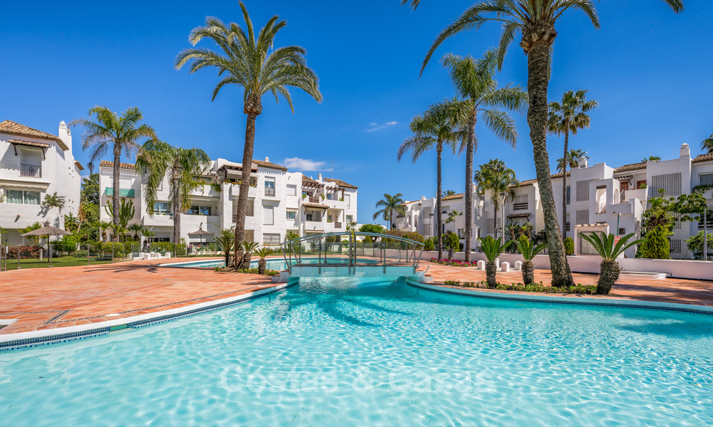 Elegante apartamento reformado en venta a poca distancia de la playa en la Nueva Milla de Oro entre Marbella y Estepona 797257