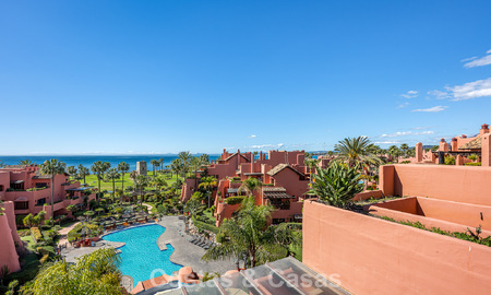 Ático en venta en un complejo de cinco estrellas en primera línea de playa en la New Golden Mile entre Marbella y Estepona 797268