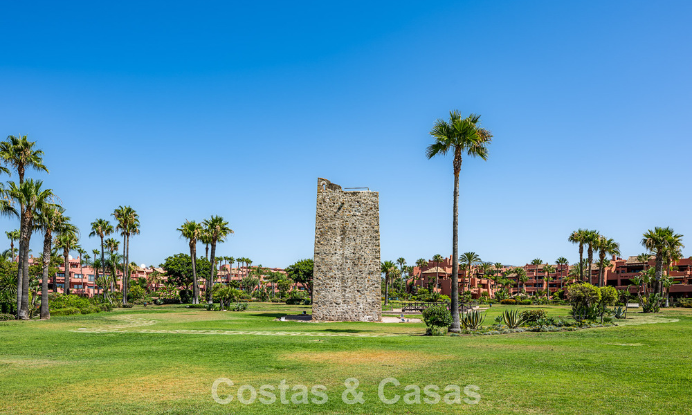 Ático en venta en un complejo de cinco estrellas en primera línea de playa en la New Golden Mile entre Marbella y Estepona 797296