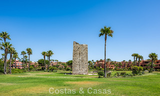 Ático en venta en un complejo de cinco estrellas en primera línea de playa en la New Golden Mile entre Marbella y Estepona 797296 