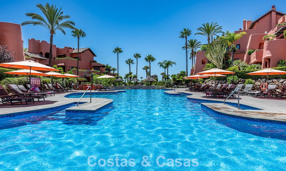 Ático en venta en un complejo de cinco estrellas en primera línea de playa en la New Golden Mile entre Marbella y Estepona 797297