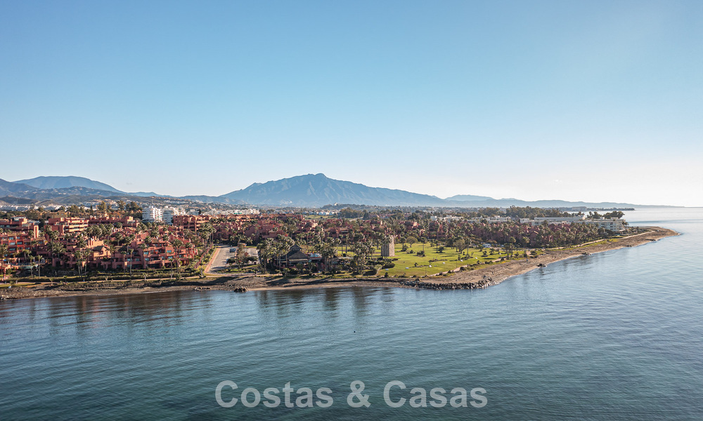 Ático en venta en un complejo de cinco estrellas en primera línea de playa en la New Golden Mile entre Marbella y Estepona 797726