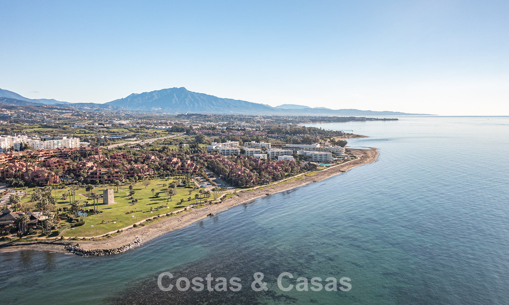 Ático en venta en un complejo de cinco estrellas en primera línea de playa en la New Golden Mile entre Marbella y Estepona 797728