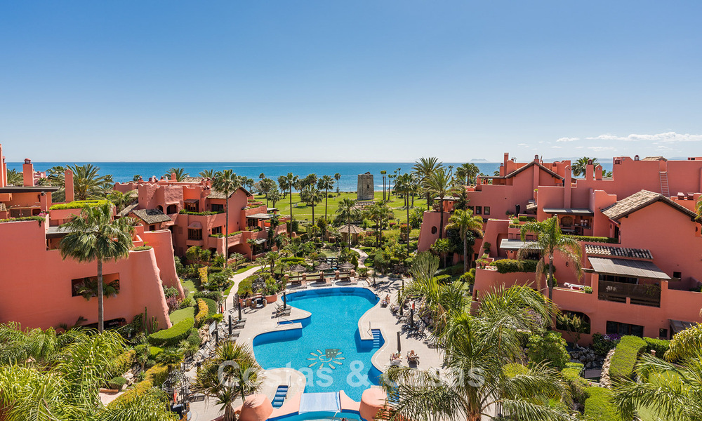 Ático en venta en un complejo de cinco estrellas en primera línea de playa en la New Golden Mile entre Marbella y Estepona 797738