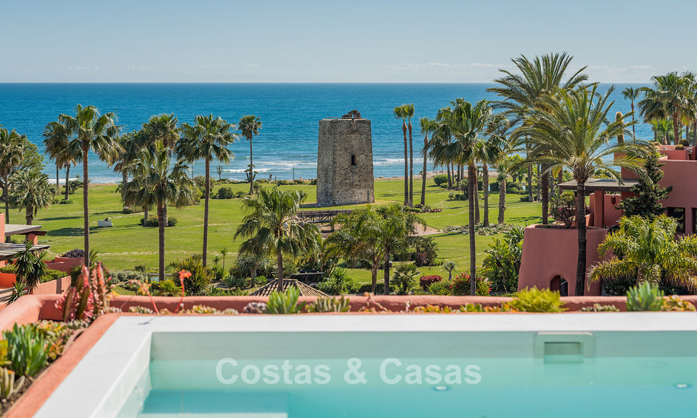Ático en venta en un complejo de cinco estrellas en primera línea de playa en la New Golden Mile entre Marbella y Estepona 797747