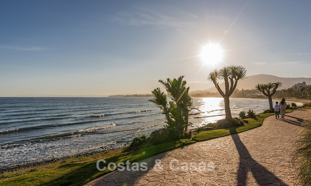 Ático en venta en un complejo de cinco estrellas en primera línea de playa en la New Golden Mile entre Marbella y Estepona 797800
