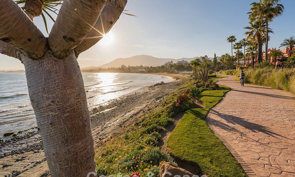 Ático en venta en un complejo de cinco estrellas en primera línea de playa en la New Golden Mile entre Marbella y Estepona 797802