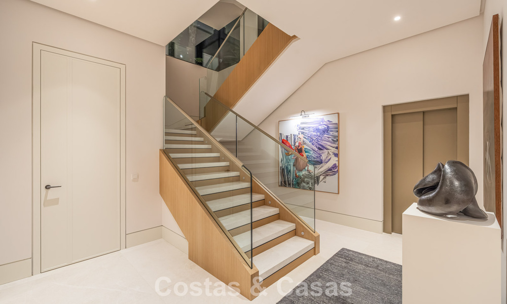 Sofisticada villa de lujo en venta en una exclusiva y tranquila urbanización cerrada en la Milla de Oro de Marbella 798021