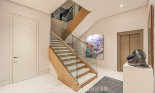 Sofisticada villa de lujo en venta en una exclusiva y tranquila urbanización cerrada en la Milla de Oro de Marbella 798021 