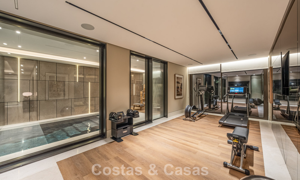 Sofisticada villa de lujo en venta en una exclusiva y tranquila urbanización cerrada en la Milla de Oro de Marbella 798023