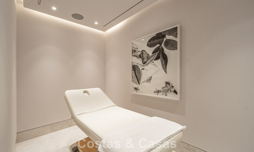 Sofisticada villa de lujo en venta en una exclusiva y tranquila urbanización cerrada en la Milla de Oro de Marbella 798024