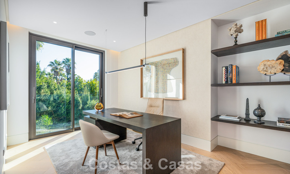 Sofisticada villa de lujo en venta en una exclusiva y tranquila urbanización cerrada en la Milla de Oro de Marbella 798029
