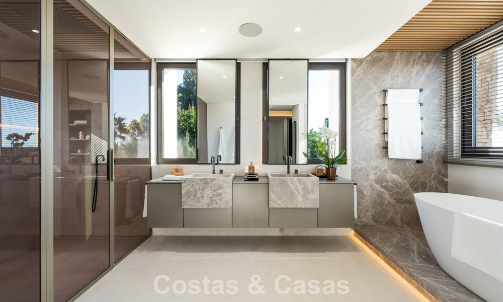 Sofisticada villa de lujo en venta en una exclusiva y tranquila urbanización cerrada en la Milla de Oro de Marbella 798031