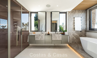 Sofisticada villa de lujo en venta en una exclusiva y tranquila urbanización cerrada en la Milla de Oro de Marbella 798031 