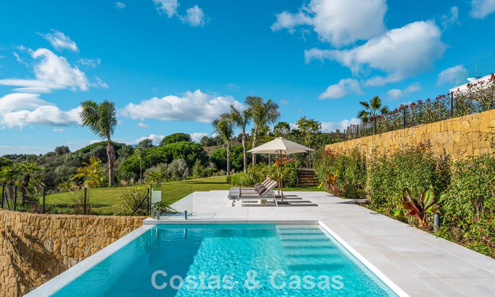 Sofisticada villa de lujo en venta en una exclusiva y tranquila urbanización cerrada en la Milla de Oro de Marbella 798033