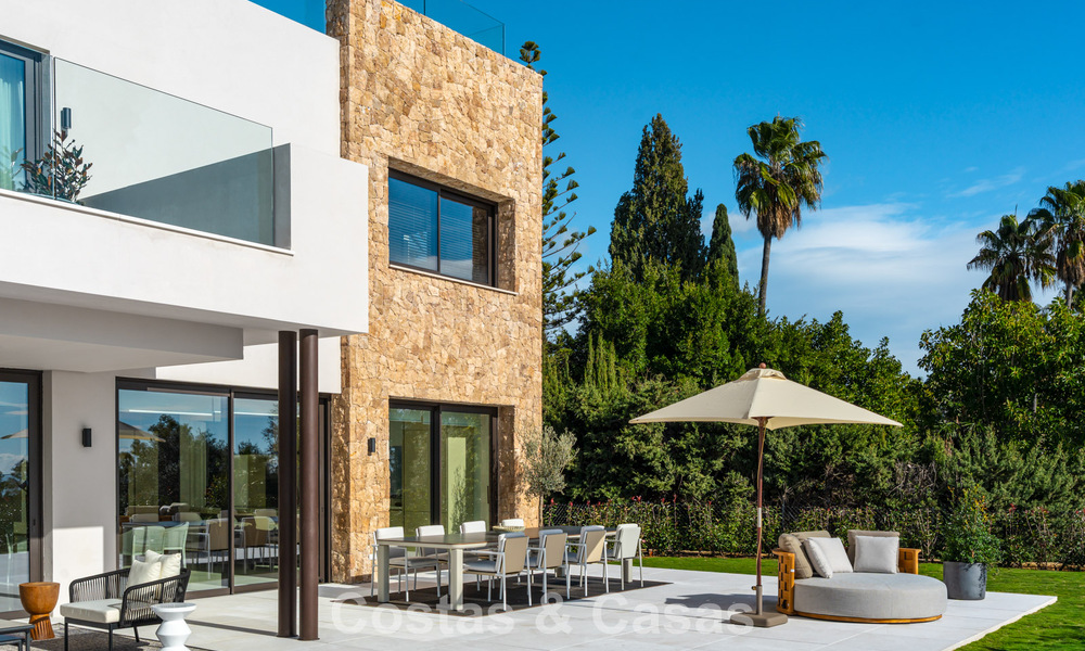 Sofisticada villa de lujo en venta en una exclusiva y tranquila urbanización cerrada en la Milla de Oro de Marbella 798035