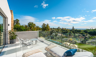 Sofisticada villa de lujo en venta en una exclusiva y tranquila urbanización cerrada en la Milla de Oro de Marbella 798038 