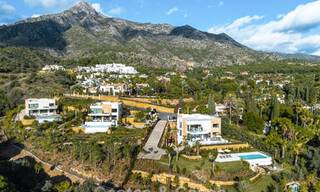 Sofisticada villa de lujo en venta en una exclusiva y tranquila urbanización cerrada en la Milla de Oro de Marbella 798042 