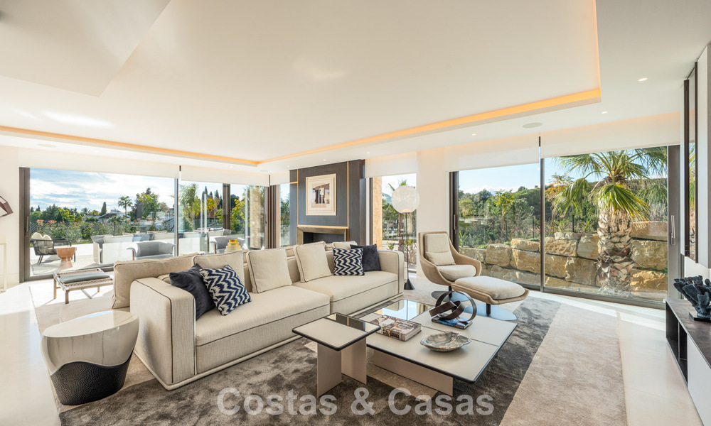 Sofisticada villa de lujo en venta en una exclusiva y tranquila urbanización cerrada en la Milla de Oro de Marbella 798043