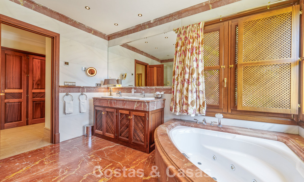 Excepcional villa de lujo española en venta en un oasis verde en la Milla de Oro de Marbella 798184
