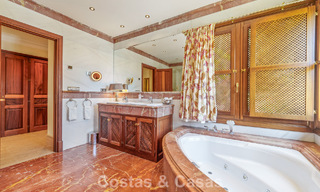 Excepcional villa de lujo española en venta en un oasis verde en la Milla de Oro de Marbella 798184 