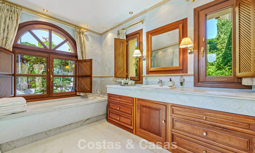 Excepcional villa de lujo española en venta en un oasis verde en la Milla de Oro de Marbella 798189