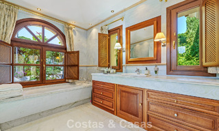 Excepcional villa de lujo española en venta en un oasis verde en la Milla de Oro de Marbella 798189 