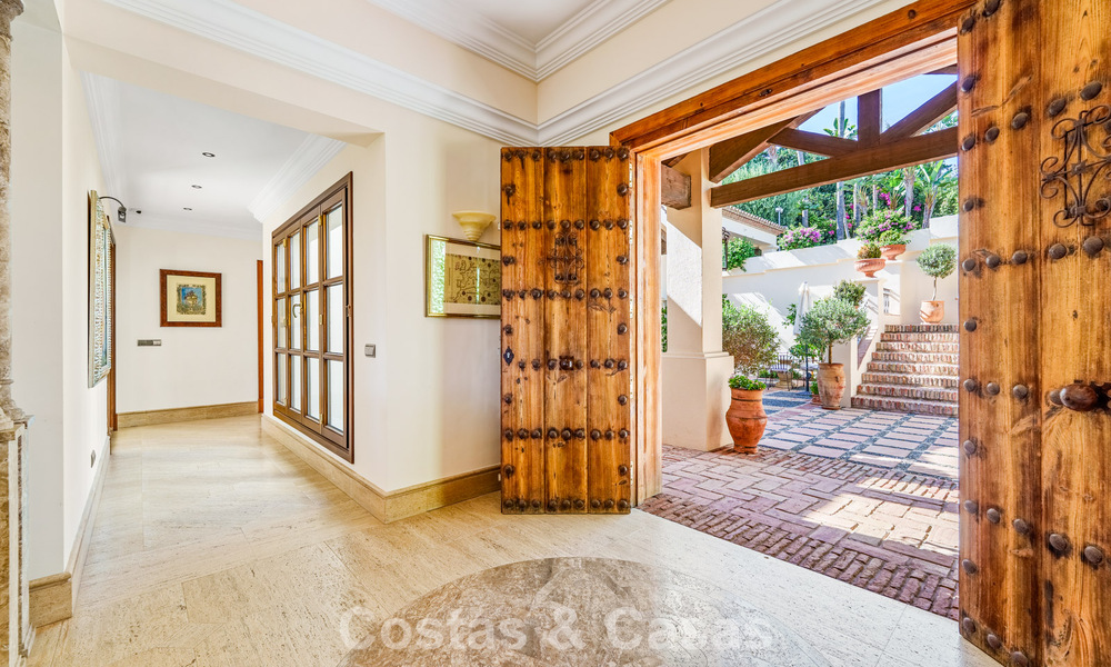 Excepcional villa de lujo española en venta en un oasis verde en la Milla de Oro de Marbella 798198