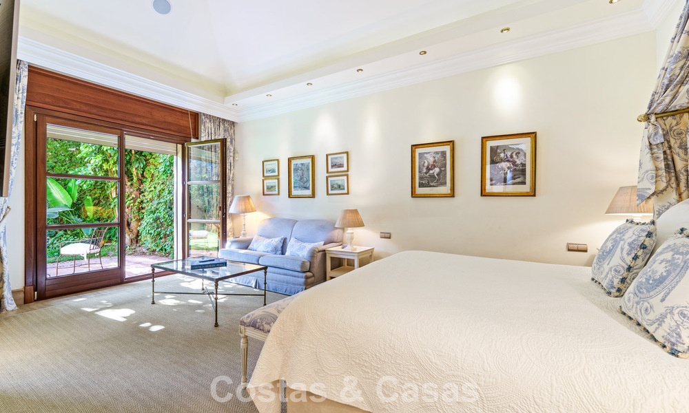 Excepcional villa de lujo española en venta en un oasis verde en la Milla de Oro de Marbella 798200