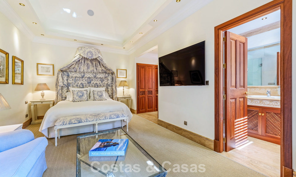 Excepcional villa de lujo española en venta en un oasis verde en la Milla de Oro de Marbella 798201