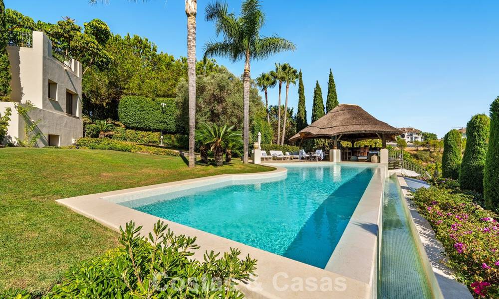 Excepcional villa de lujo española en venta en un oasis verde en la Milla de Oro de Marbella 798205