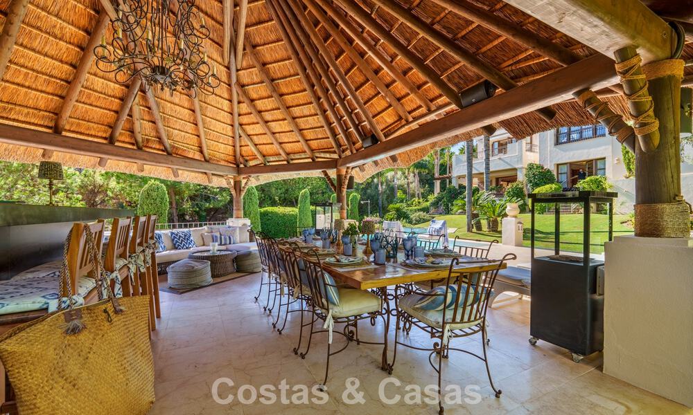 Excepcional villa de lujo española en venta en un oasis verde en la Milla de Oro de Marbella 798207