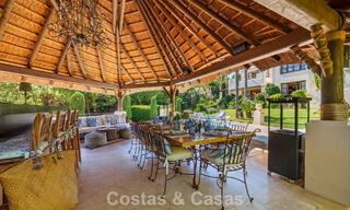 Excepcional villa de lujo española en venta en un oasis verde en la Milla de Oro de Marbella 798207 